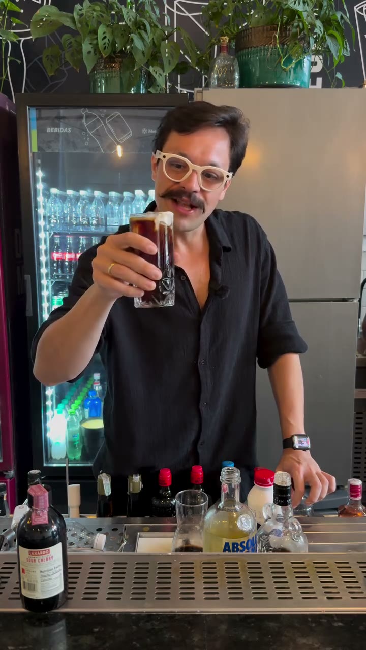 Rogério Córdoba atrás do balcão do Bar Coronel